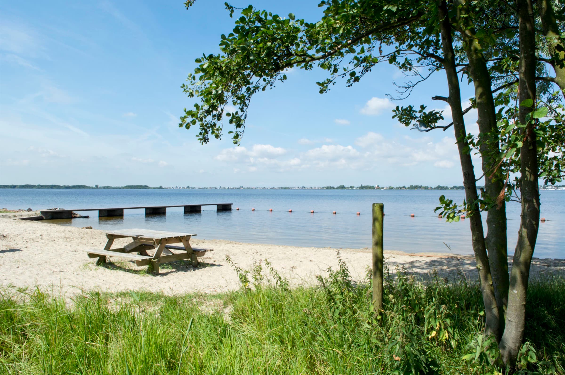 Strandje aan de plas
